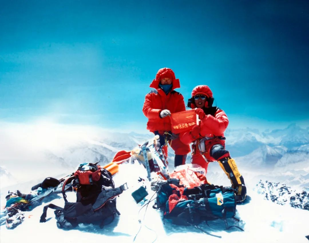 1998年中国登山队次洛着波司登羽绒服登顶珠峰